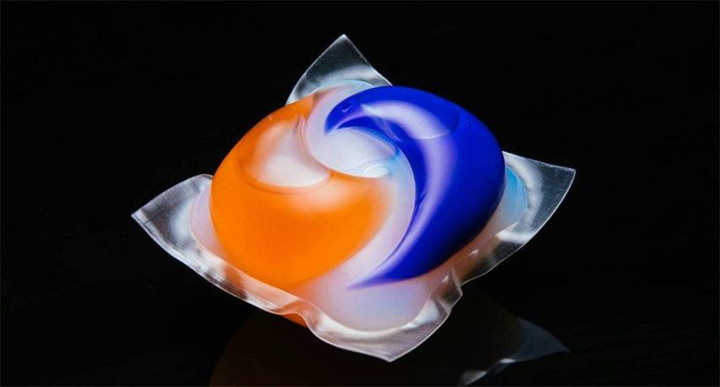 Viên giặt chứa hóa chất tẩy rửa đậm đặc.