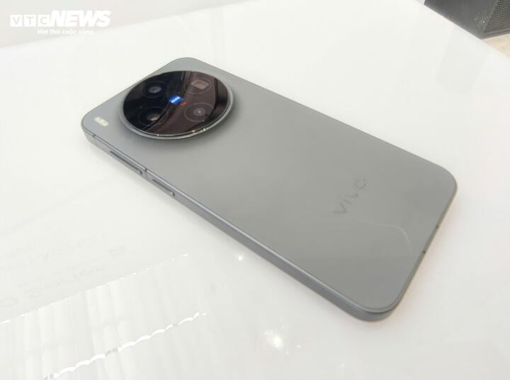 Mẫu máy vivo X300 cũng có camera tele đạt tiêu chuẩn chuyên nghiệp, sử dụng cảm biến LYT-602 với công nghệ VCS, cải thiện 11,9% độ nhạy sáng (SNR10), đồng thời đạt chứng nhận ZEISS APO. (Ảnh: Mạnh Hùng)