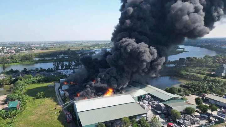 Hiện trường vụ cháy kho phế liệu giày da ở xã Trường Tân.