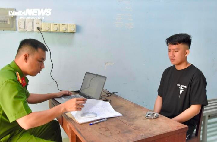 Nguyễn Trung Tín tại cơ quan công an.
