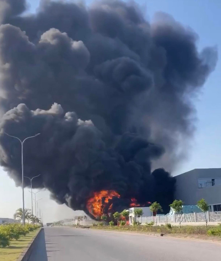 Đám cháy bùng phát mạnh, cột khói đen bốc lên ngụt ngụt.