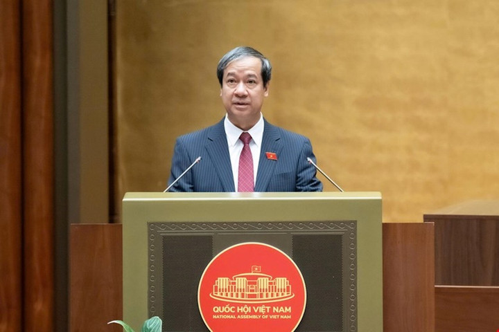 Bộ trưởng Giáo dục và Đào tạo Nguyễn Kim Sơn trình bày tờ trình.