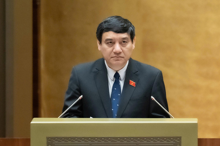 Chủ nhiệm Ủy ban Văn hóa và Xã hội Nguyễn Đắc Vinh trình bày báo cáo thẩm tra.