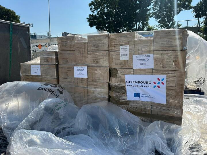 Theo Đại sứ quán EU tại Việt Nam, EU hỗ trợ Việt Nam thông qua Cơ chế Bảo vệ Dân sự. Một số hỗ trợ khẩn cấp bao gồm: 150 lều trại gia đình và bộ dụng cụ nhà bếp được chuyển đến bằng máy bay từ Luxembourg để hỗ trợ các gia đình bị ảnh hưởng; 78 bản đồ khẩn cấp để hỗ trợ đánh giá mưa lũ do Copernicus (chương trình Quan sát Trái đất của EU) lập.