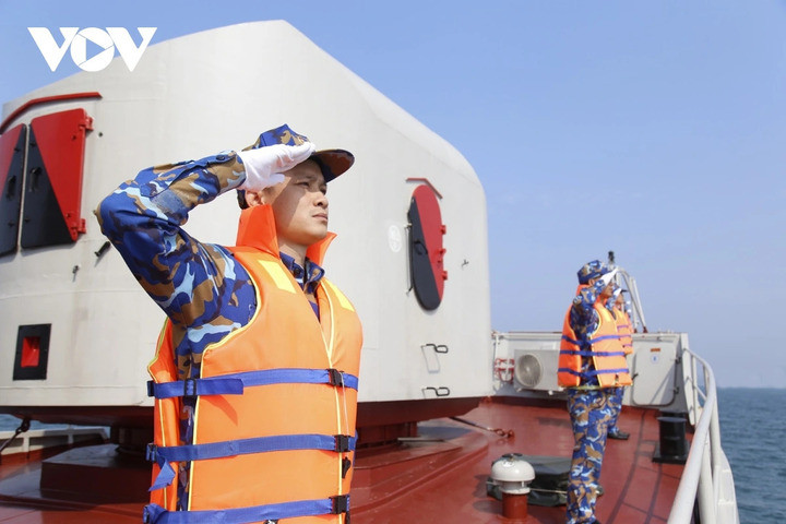 Thủy thủ, Hải quân hai nước thực hiện nghi thức chào nhau trên biển.