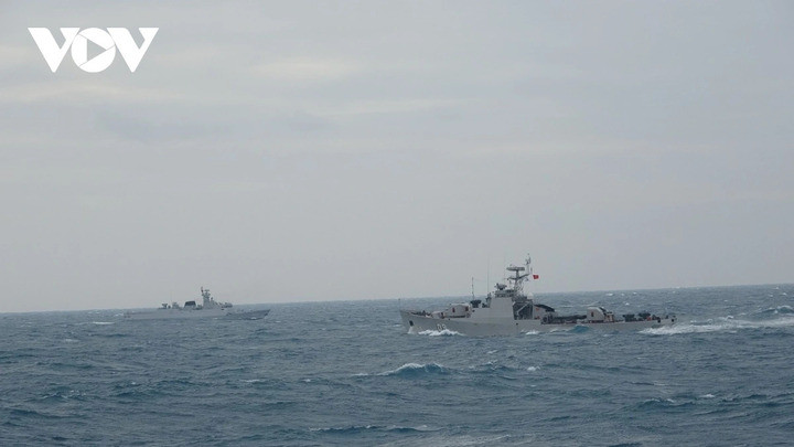 Biên đội tàu 09, tàu 17 của Hải quân Việt Nam và Biên đội tàu 630, 649 của Hải quân Trung Quốc huấn luyện vận động đội hình.