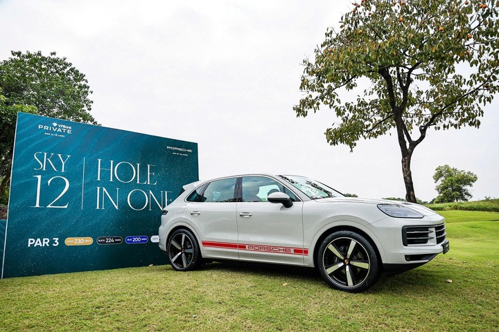 Giải thưởng Hole in one - một chiếc Porsche Cayenne đến từ nhà tài trợ Porsche Việt Nam