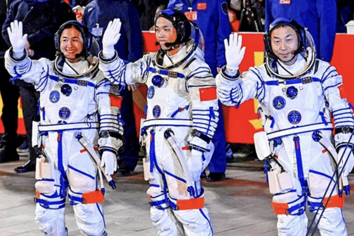 Các phi hành gia Trung Quốc đi trên tàu Thần Châu 19. (Ảnh: Getty)