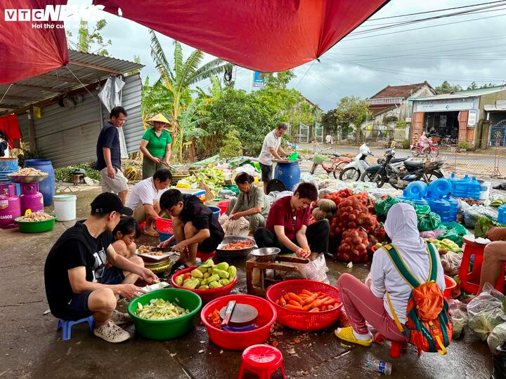 Mỗi người một tay góp sức tạo ra những suất ăn yêu thương.