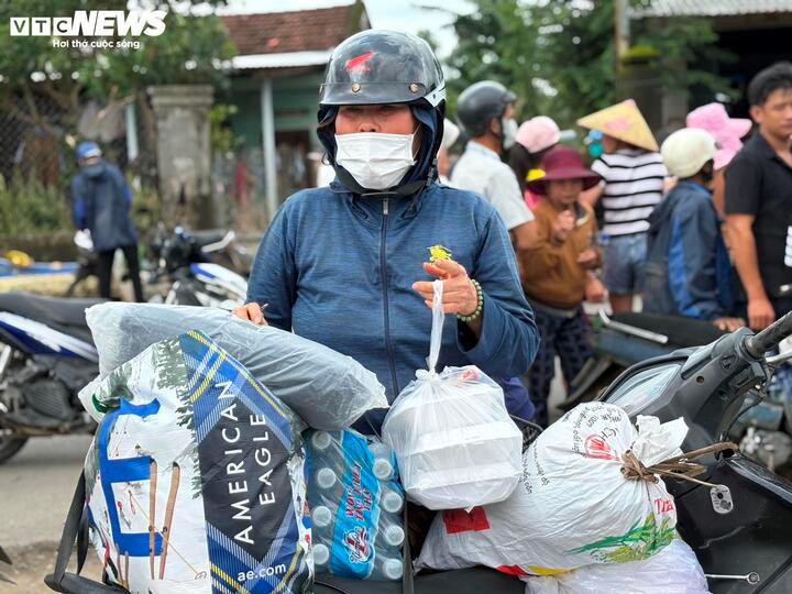 Bà con vùng lũ vượt hàng km đến nhận cơm trưa.