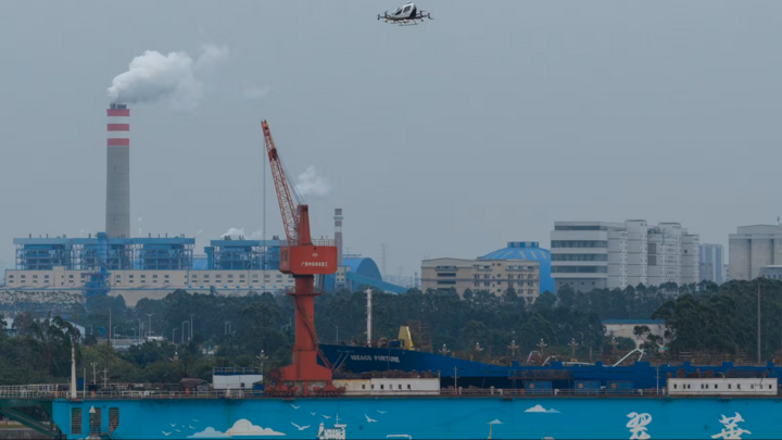 Một chiếc máy bay eVTOL bay lên bầu trời tại một cảng ở Quảng Châu, tỉnh Quảng Đông, Trung Quốc. (Nguồn: Ng Han Guan)