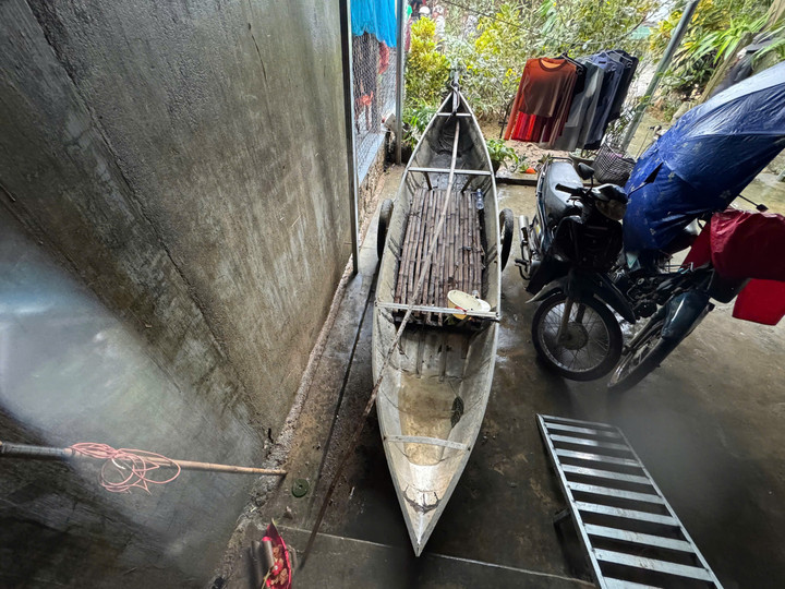 Chiếc xe cắt cỏ của anh Thành đã cứu 40 người trong đợt mưa lũ lịch sử.