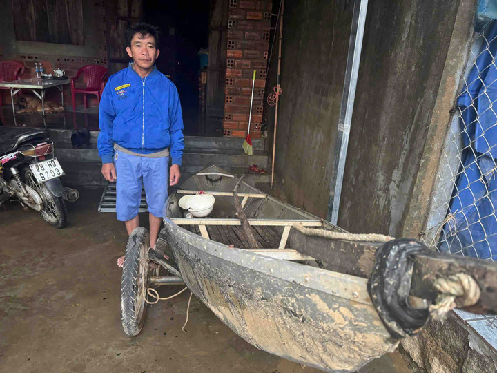 Anh Thành và chiếc ghe đã cứu 40 người.