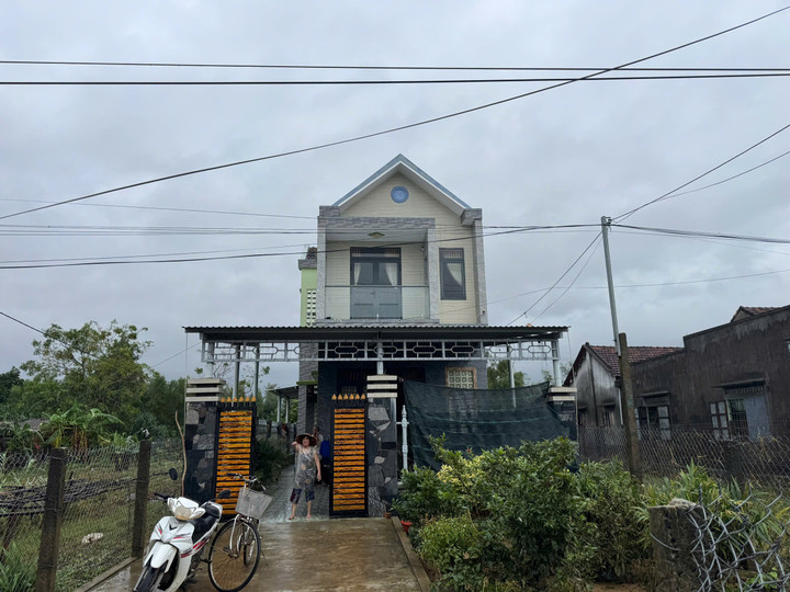 Ngôi nhà của vợ chồng bà Bùi Thị Yên và ông Nguyễn Văn Nghị - nơi tá túc của 40 người trong lũ dữ.