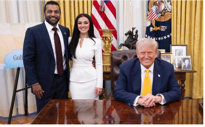 Giám đốc FBI Kash Patel và bạn gái Alexis Wilkins chụp ảnh cùng Tổng thống Mỹ Donald Trump. Ảnh: X/@AlexisWikins