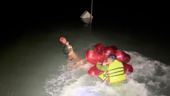 Hai ngư dân được cứu khi đang phải ôm cọc tre giữa biển.