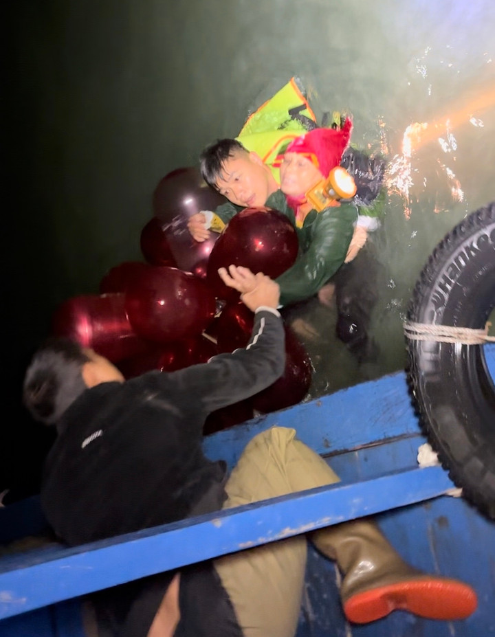 Lực lượng chức năng phối hợp đưa ngư dân gặp nạn lên tàu an toàn.