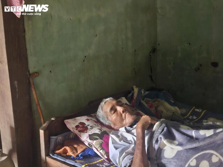 Ông Hưng kiệt quệ sau 1 đêm ôm thi thể mẹ trong nước lũ.