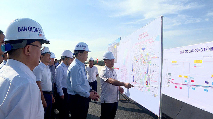 Віце-прем'єр-міністр Май Ван Чінь попросила скористатися погодними умовами, працювати понаднормово та використовувати обладнання вдень і вночі, щоб вкластися в термін до 19 грудня, забезпечуючи при цьому якість.