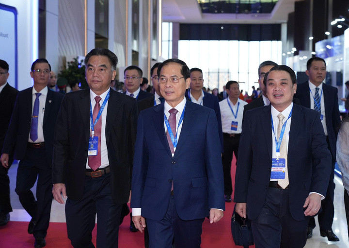 Віце-прем'єр-міністр Буй Тхань Сон разом з лідерами міста Хошимін, експертами та технологічними компаніями розпочали Осінній економічний форум із діалогової сесії з 500 молодими людьми.