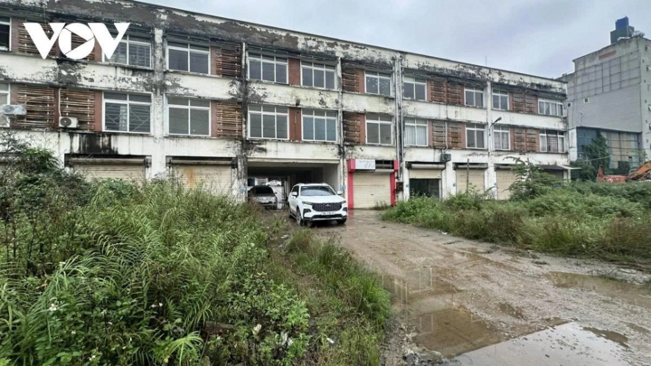 Sau 11 năm hoàn thành, công trình chợ Mai Lĩnh (phường Yên Nghĩa, Hà Nội) vẫn bỏ hoang.