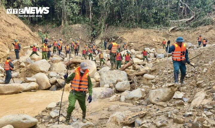 Mặc dù công tác tìm kiếm kéo dài và chưa có kết quả khả quan, các lực lượng chức năng vẫn đang quyết tâm, không ngừng nỗ lực với hy vọng sớm tìm thấy 2 nạn nhân còn lại. (Ảnh: S.H)