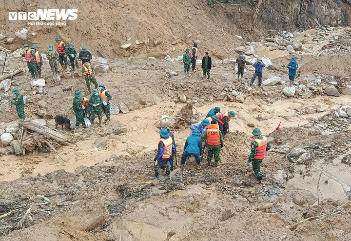 Liên quan đến vụ sạt lở núi xảy ra hôm 14/11 ở thôn Pứt, xã Hùng Sơn, TP Đà Nẵng, khiến 3 người chết và mất tích, những ngày qua, bất chấp điều kiện thời tiết bất lợi, hơn 100 cán bộ, chiến sĩ gồm các lực lượng Công an xã Hùng Sơn, Biên phòng, Bộ đội,... vẫn bám trụ ở hiện trường để tìm kiếm 2 nạn nhân còn mất tích. (Ảnh: S.H)
