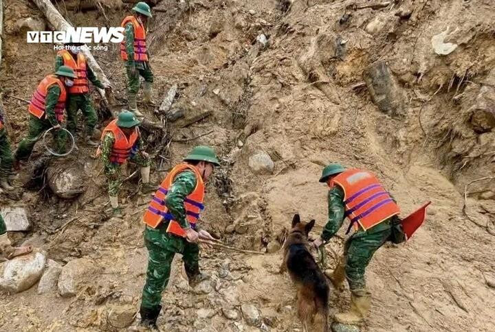 Mưa liên tục làm nền đất yếu hơn, tiềm ẩn nguy cơ sạt lở thứ cấp, đe dọa trực tiếp đến sự an toàn của các lực lượng cứu hộ. (Ảnh: S.H)