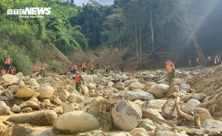 Theo Công an xã Hùng Sơn, do khối lượng đất, đá sạt lở từ đỉnh núi Azắt quá lớn, vùi lấp khu vực bị nạn, khiến việc tiếp cận và đào bới gặp nhiều trở ngại. (Ảnh: S.H)