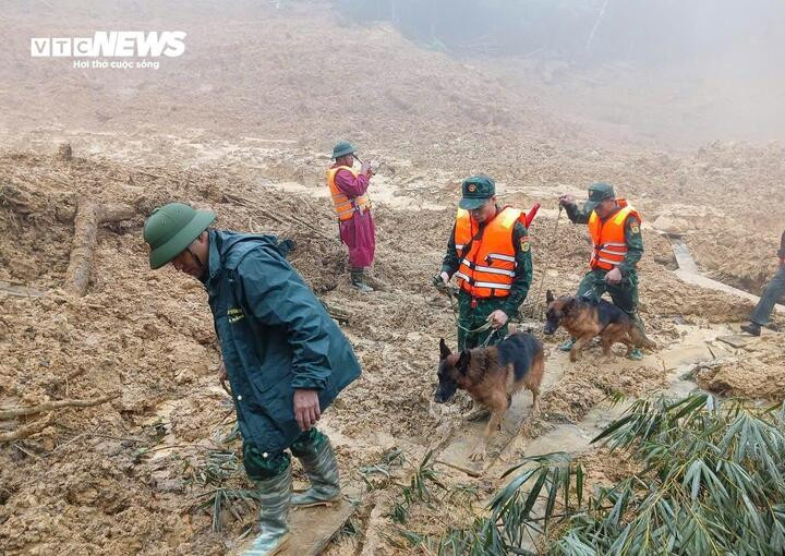 Khu vực đỉnh núi Azắt thường xuyên xuất hiện mưa lớn và sương mù dày đặc. Sương mù và mưa làm giảm đáng kể tầm nhìn, cản trở việc quan sát và xác định vị trí. (Ảnh: S.H)