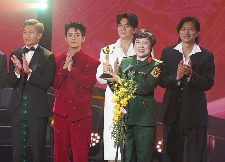 Đạo diễn Đặng Thái Huyền cùng dàn diễn viên nhận giải "Bông sen vàng".