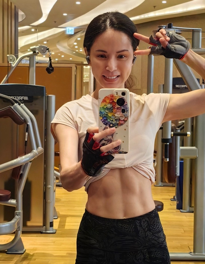 Để có dáng vóc đẹp như hiện tại, Lý Nhược Đồng tập thể dục cường độ cao 5 buổi trong tuần suốt thời gian dài. Cô kết hợp cả yoga, gym và tập tạ.