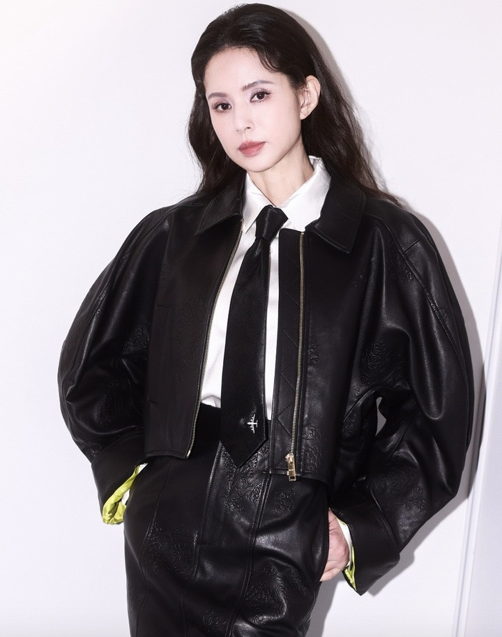 Trên trang cá nhân, nữ diễn viên thường xuyên chia sẻ về cuộc sống đời thường, cùng các bí quyết làm đẹp, giữ dáng để lan tỏa năng lượng sống tích cực.