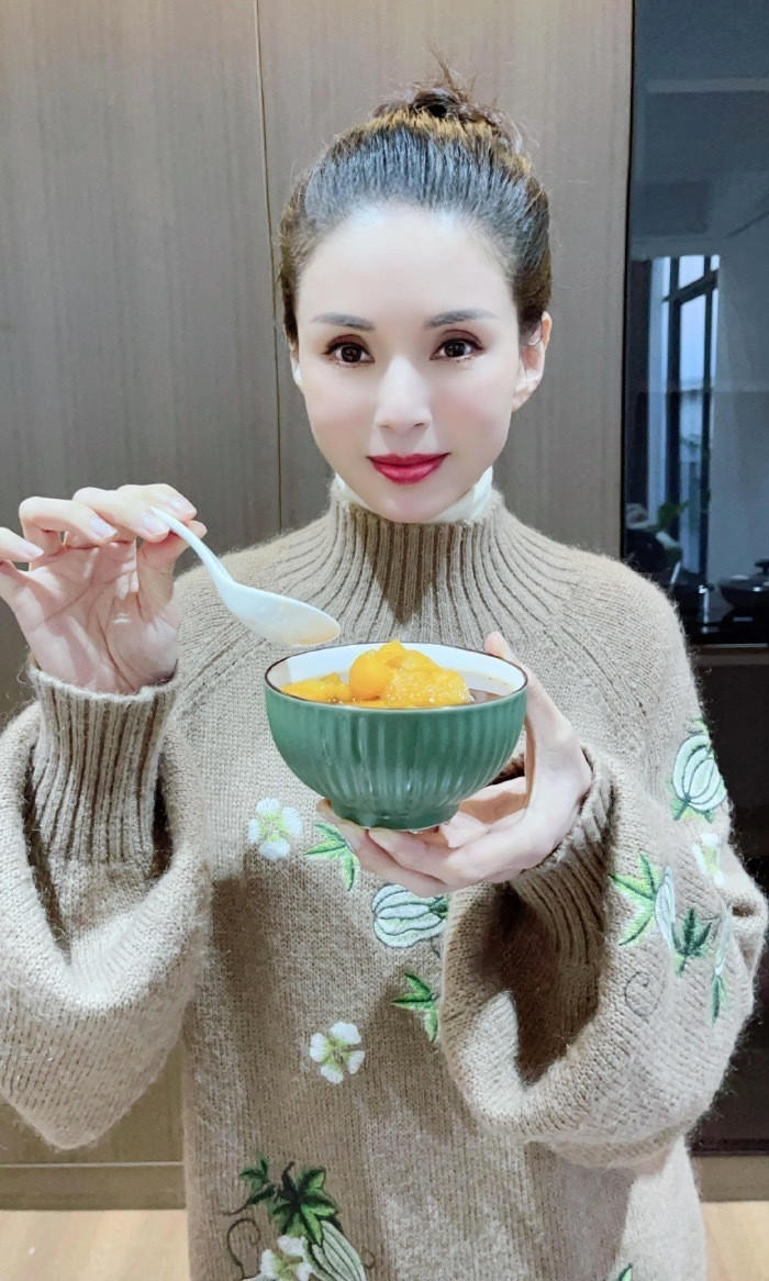 Bên cạnh đó, cô cũng chú trọng vào chế độ ăn uống, tập trung vào những loại rau củ quả tốt cho sức khỏe. Khẩu phần ăn của Lý Nhược Đồng được phân chia rõ ràng để tránh ăn quá nhiều gây tăng cân. Cô cũng thường xuyên tự tay vào bếp, nấu nướng để có được những bữa ăn tươi ngon, mát lành.