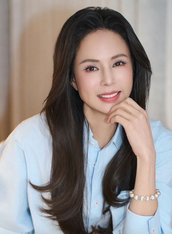 Được mệnh danh "Tiểu Long Nữ đẹp nhất màn ảnh", Lý Nhược Đồng là một trong những nữ diễn viên gắn liền với ký ức của nhiều người. Ở tuổi 59, cô vẫn là cái tên nhận được nhiều chú ý bởi sắc vóc trẻ trung.