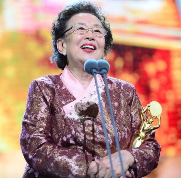 Bà Na Moon Hee vẫn miệt mài làm nghề ở tuổi 83.