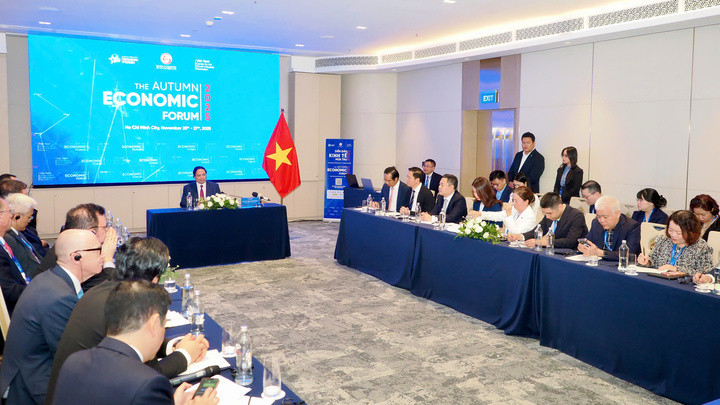 Thủ tướng Phạm Minh Chính tiếp các doanh nghiệp trong lĩnh vực tài chính chiều 25/11.