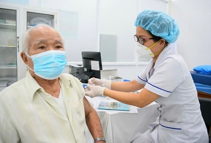 Tiêm chủng cho người lớn tuổi vẫn còn khá mới mẻ.