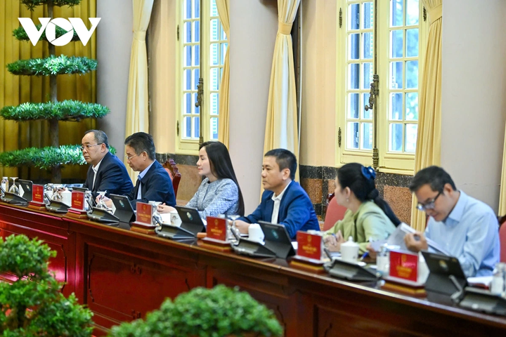 Các đại biểu dự buổi làm việc.