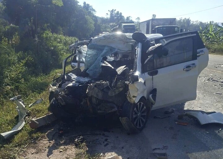 Chiếc xe 7 chỗ bị biến dạng hoàn toàn sau cú đâm trực diện xe đầu kéo.