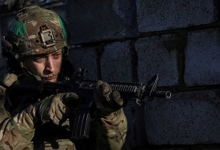 Một người lính trên chiến trường. (Ảnh: Reuters)