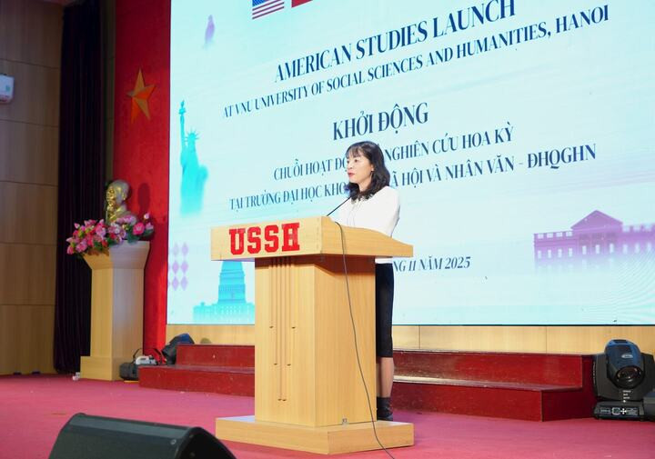 Lektor Kepala, Dr. Dang Thi Thu Huong, Wakil Rektor Universitas Ilmu Sosial dan Humaniora, memberikan sambutan di acara tersebut. (Foto: Panitia Penyelenggara)