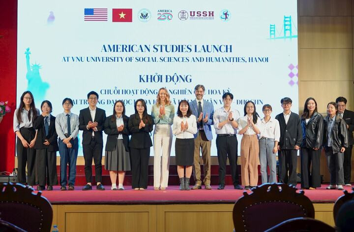 Tim-tim dari berbagai universitas di Hanoi berpartisipasi dalam kontes 