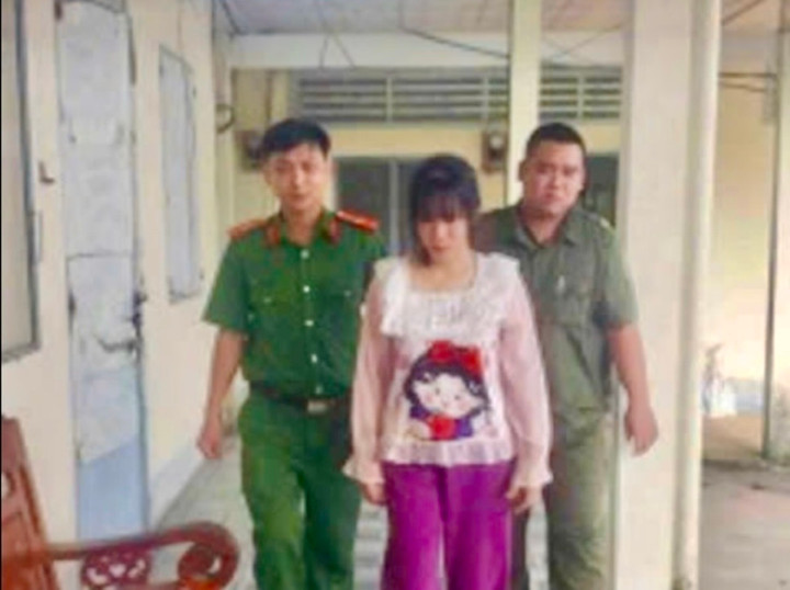 Công an xã Vị Thủy bắt giữ Nguyễn Thị Phú. (Ảnh: CACC)