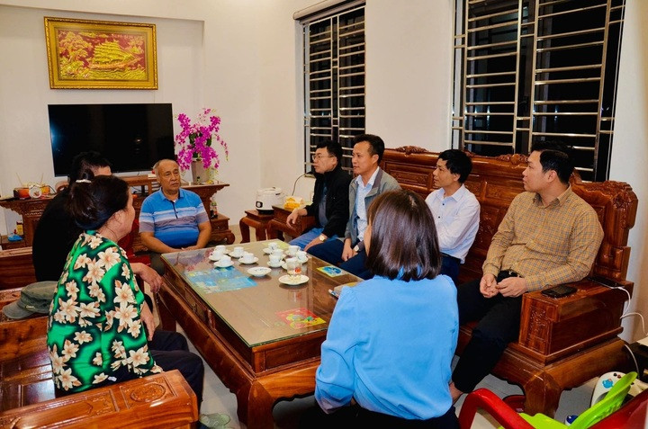 Lãnh đạo địa phương đến thăm hỏi, động viên gia đình liệt sỹ Đồng Quốc Bình.