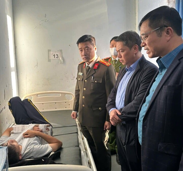 Lãnh đạo UBND, Công an tỉnh Lạng Sơn thăm hỏi người bị thương.