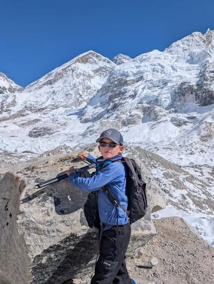 Rio James đi bộ đường dài đến Trại Căn cứ Everest.