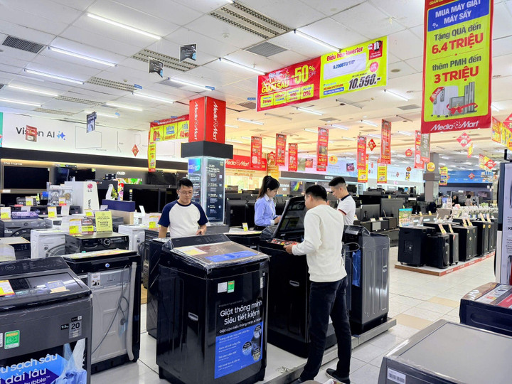 Các khu vực TV, tủ lạnh, máy giặt luôn đông khách hàng mua sắm dịp Black Friday.