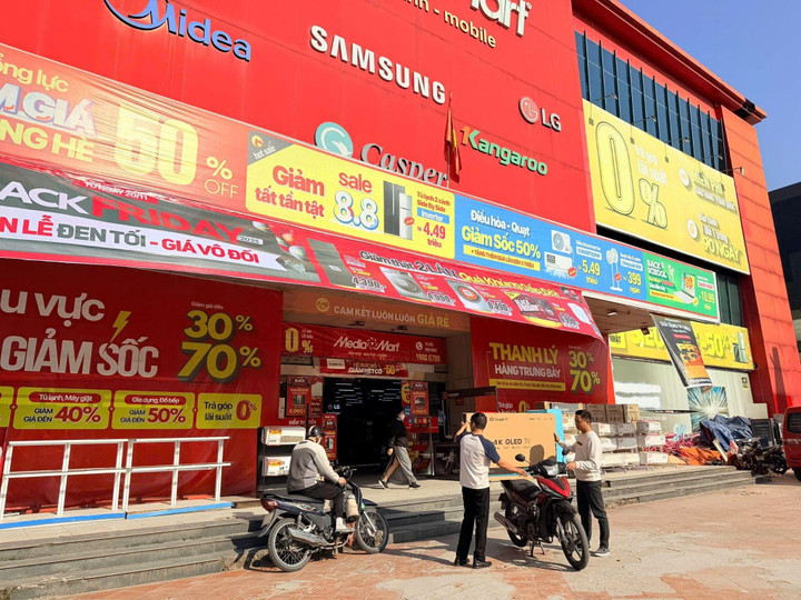 Khách hàng mua sắm tại siêu thị điện máy MediaMart