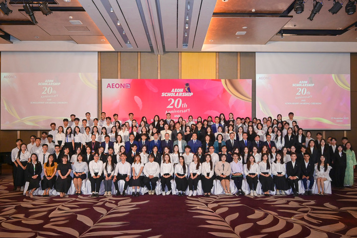 イオン1％奨学金授賞式が11月22日に開催され、イオンベトナムが若い世代を育成する一連のプログラムを通じて若い世代に寄り添ってきた20年間の歩みを記念しました。